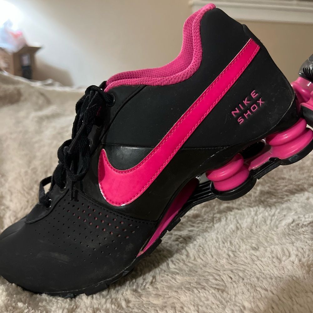 NIKE SHOX Black and Pink Excellent Condition size 7Y=8.5